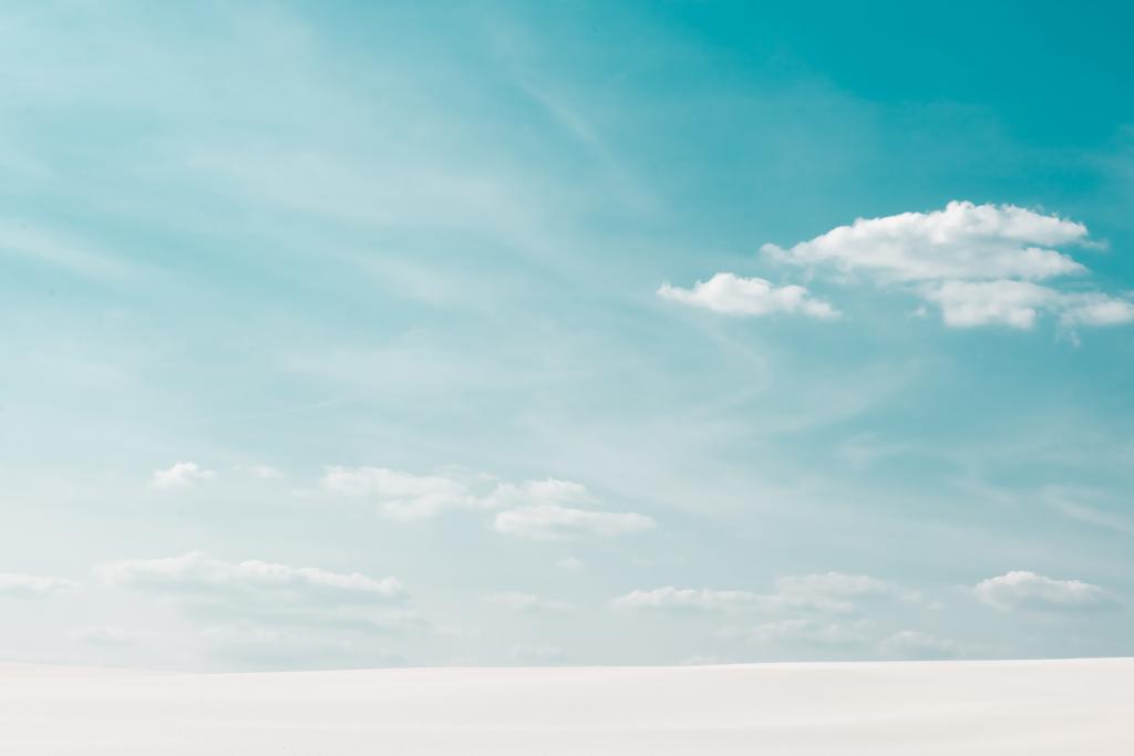 hermosa playa con arena blanca y cielo azul con nubes blancas
 - Foto, Imagen
