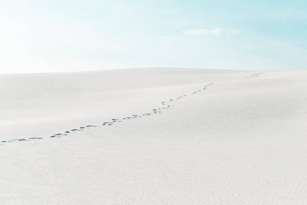 gyönyörű strand nyomokkal fehér homokon és kék égen - Fotó, kép