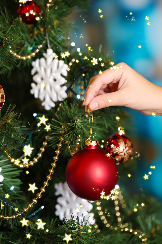 Zdobení vánoční stromeček na jasném pozadí - Fotografie, Obrázek