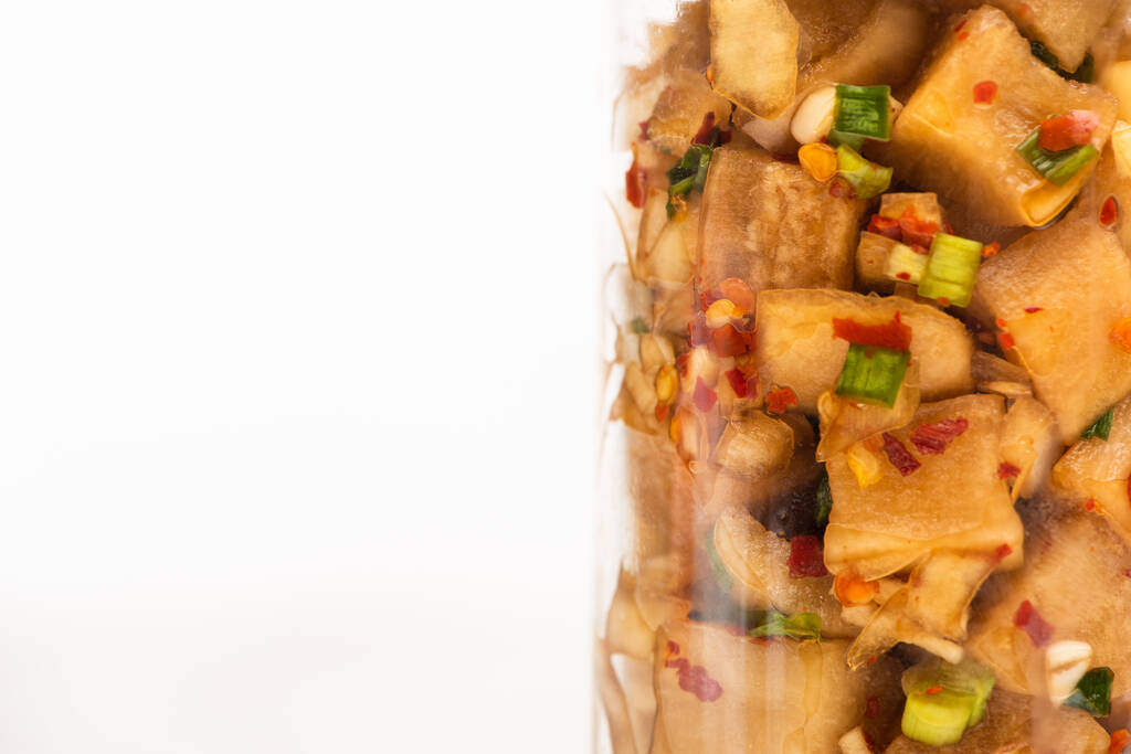 gros plan de délicieux kimchi de radis daikon dans un bocal en verre isolé sur blanc
 - Photo, image