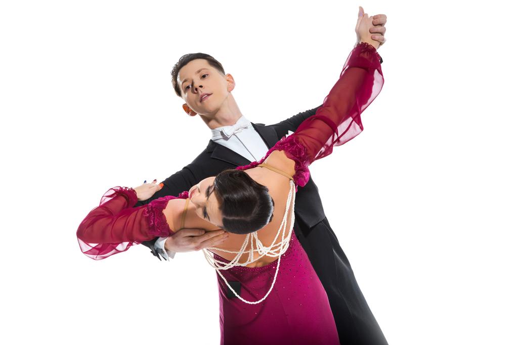 elegante pareja joven de bailarines de salón en vestido rojo en traje bailando en blanco
 - Foto, Imagen