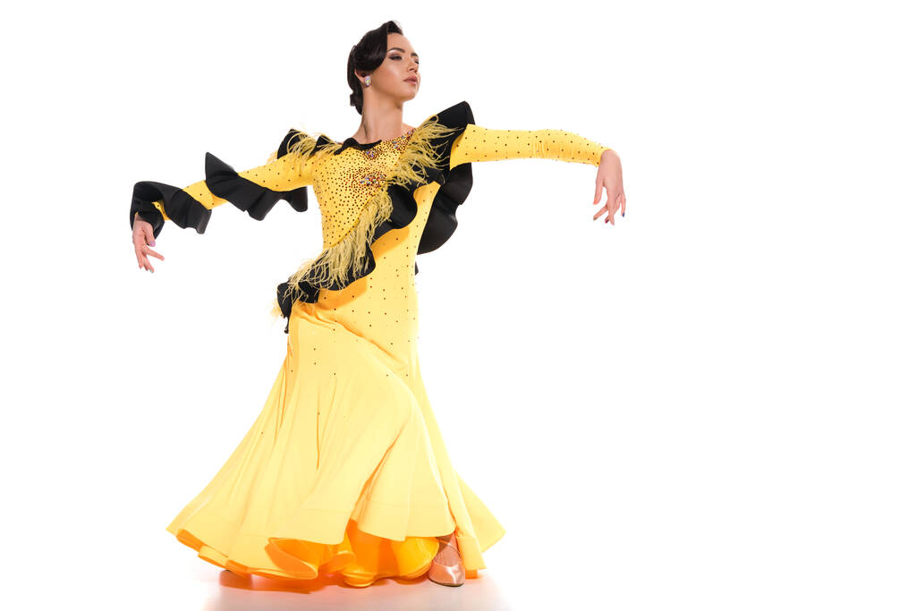 élégante jeune danseuse de salon en robe jaune dansant sur blanc
 - Photo, image
