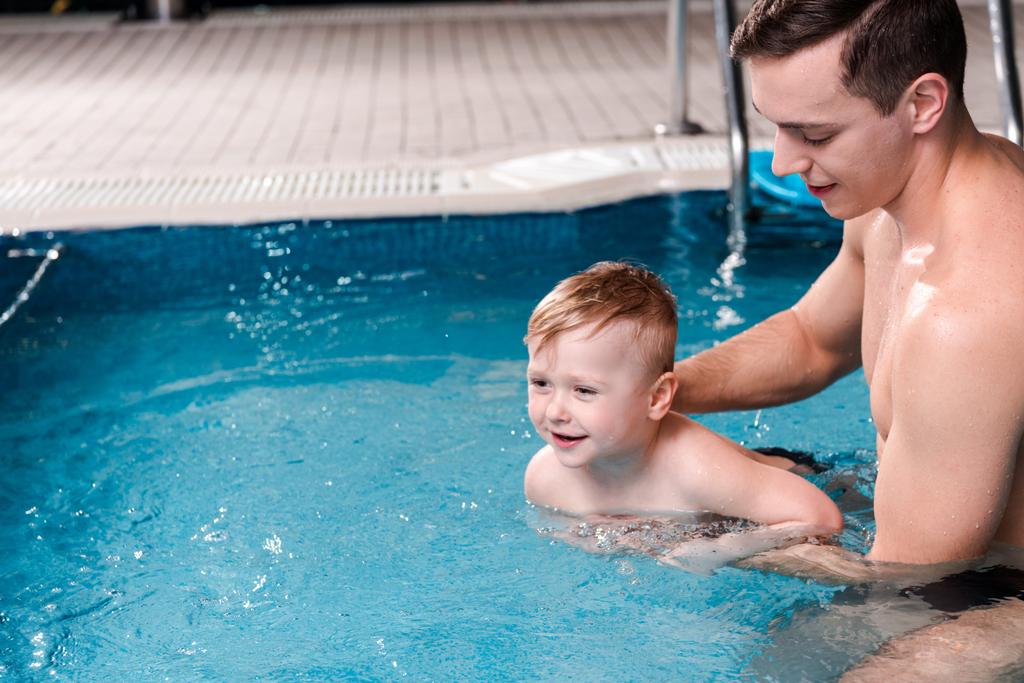 nuotare allenatore formazione felice bambino ragazzo in piscina
  - Foto, immagini