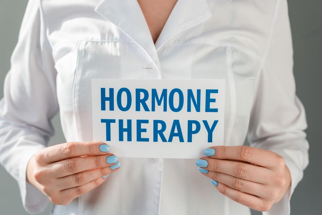 Viljelty näkymä lääkärin tilalla kortti hormonihoidon kirjoitus eristetty harmaa
 - Valokuva, kuva