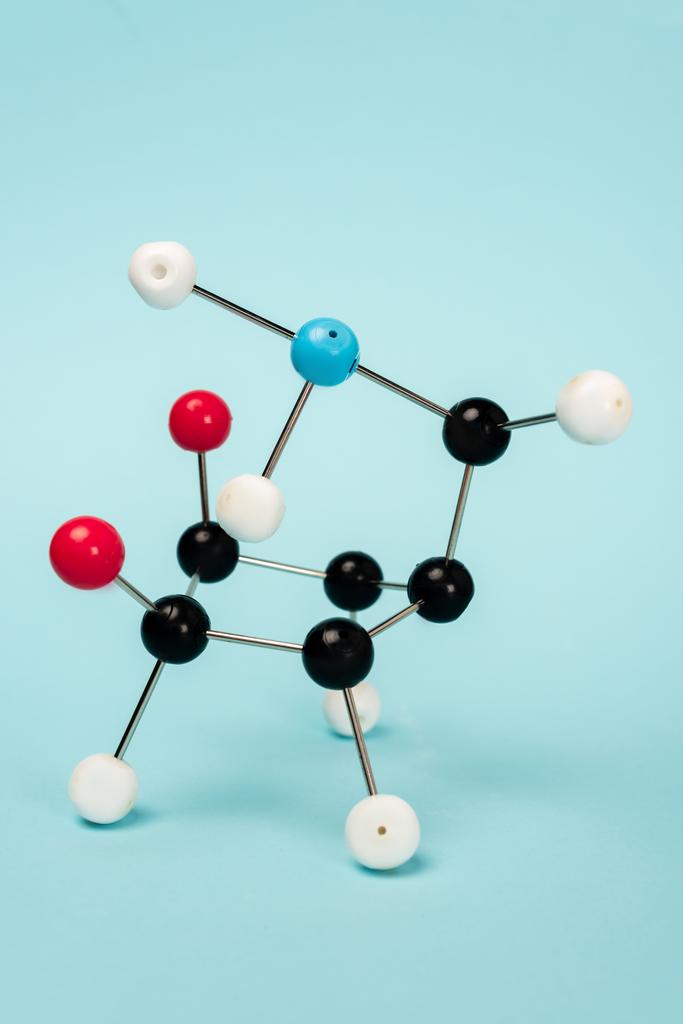 Construcción de la fórmula molecular hormonal sobre fondo azul
 - Foto, Imagen