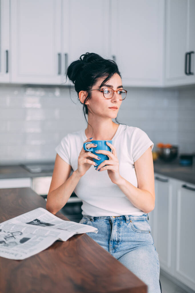 piękna młoda kobieta picia kawy w kuchni - Zdjęcie, obraz