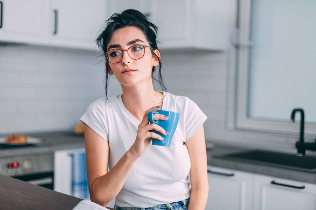 красивая молодая женщина пьет кофе на кухне
 - Фото, изображение