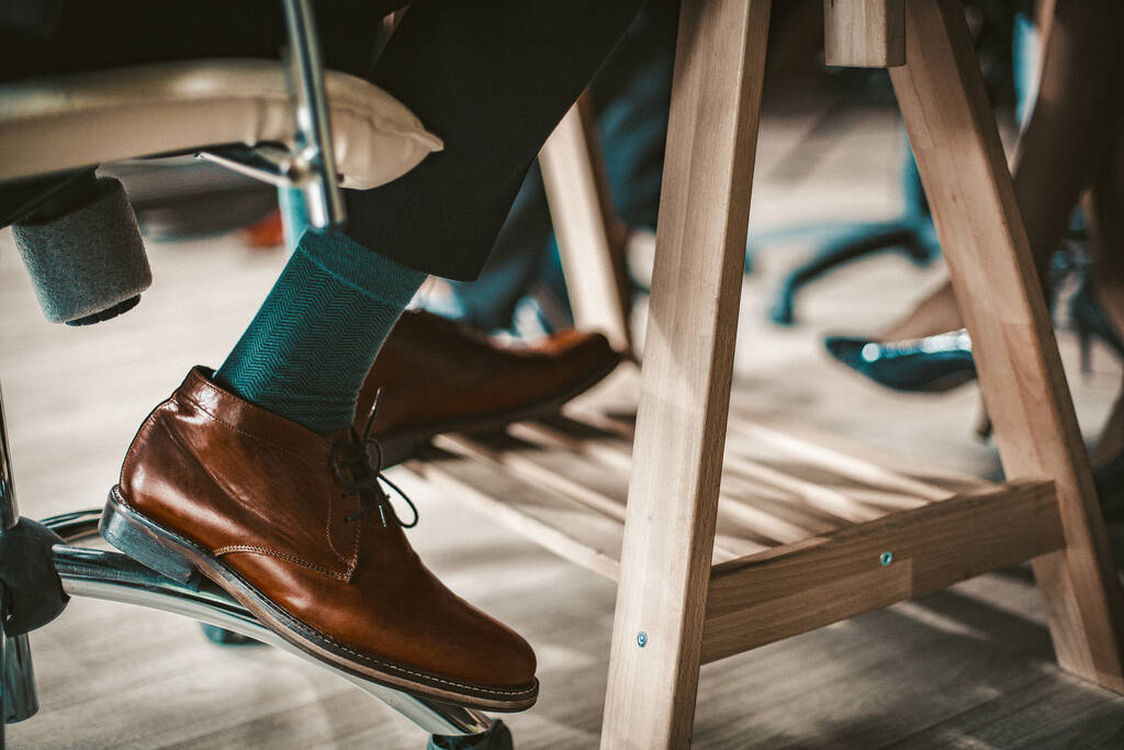 Ανδρικά πόδια σε κομψά καφέ δερμάτινα παπούτσια - Φωτογραφία, εικόνα