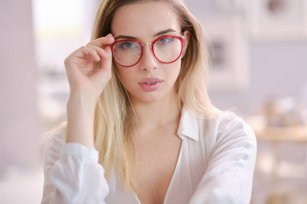 Aranyos fiatal üzletasszony szemüveg - Fotó, kép