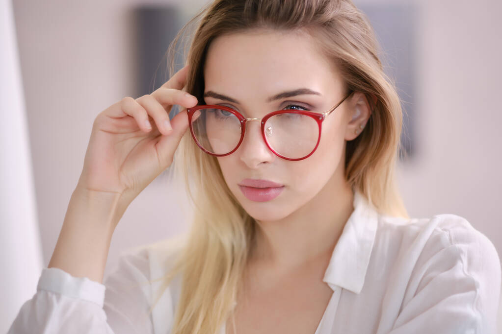 Linda joven mujer de negocios con gafas
 - Foto, imagen