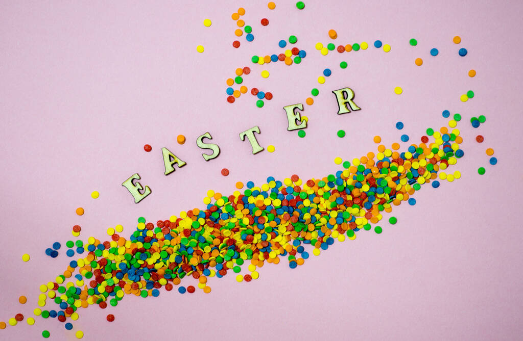 Scheda astratta pasqua con palline e lettere sparse di pasticceria a colori. Concetto vacanza Pasqua
 - Foto, immagini