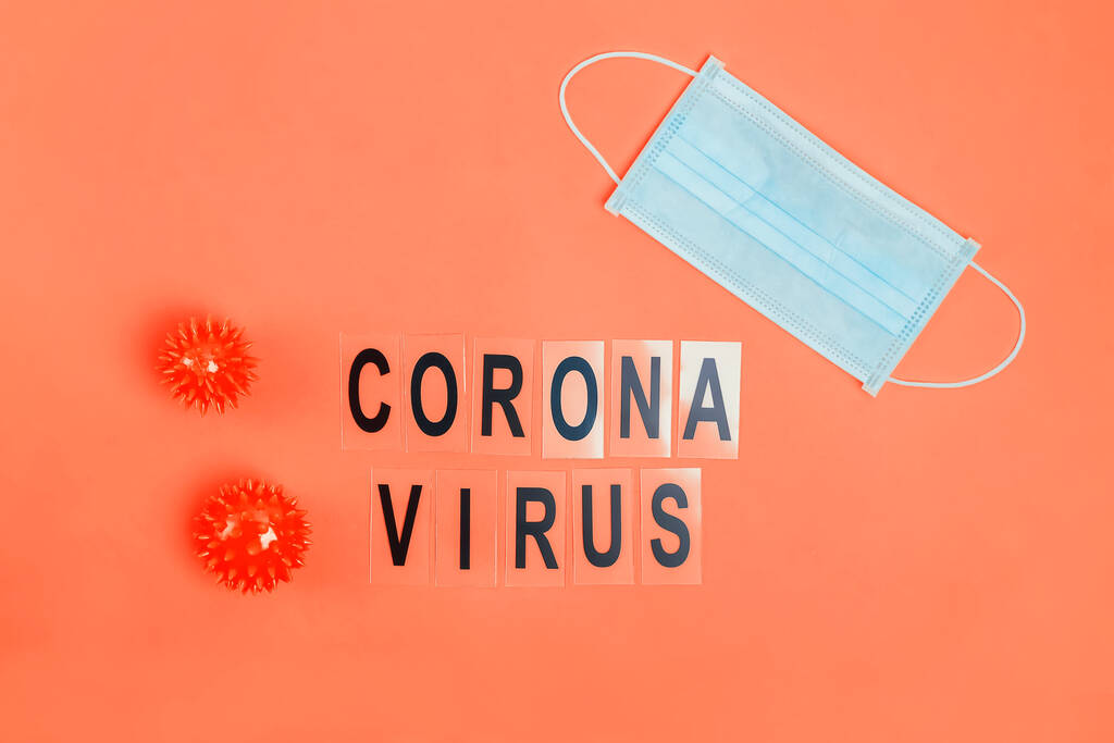 Coronavirus hastalığı Covid-19 'un soyut virüs türü modeli, yüz maskesi ve metin destekli arka plan - Fotoğraf, Görsel