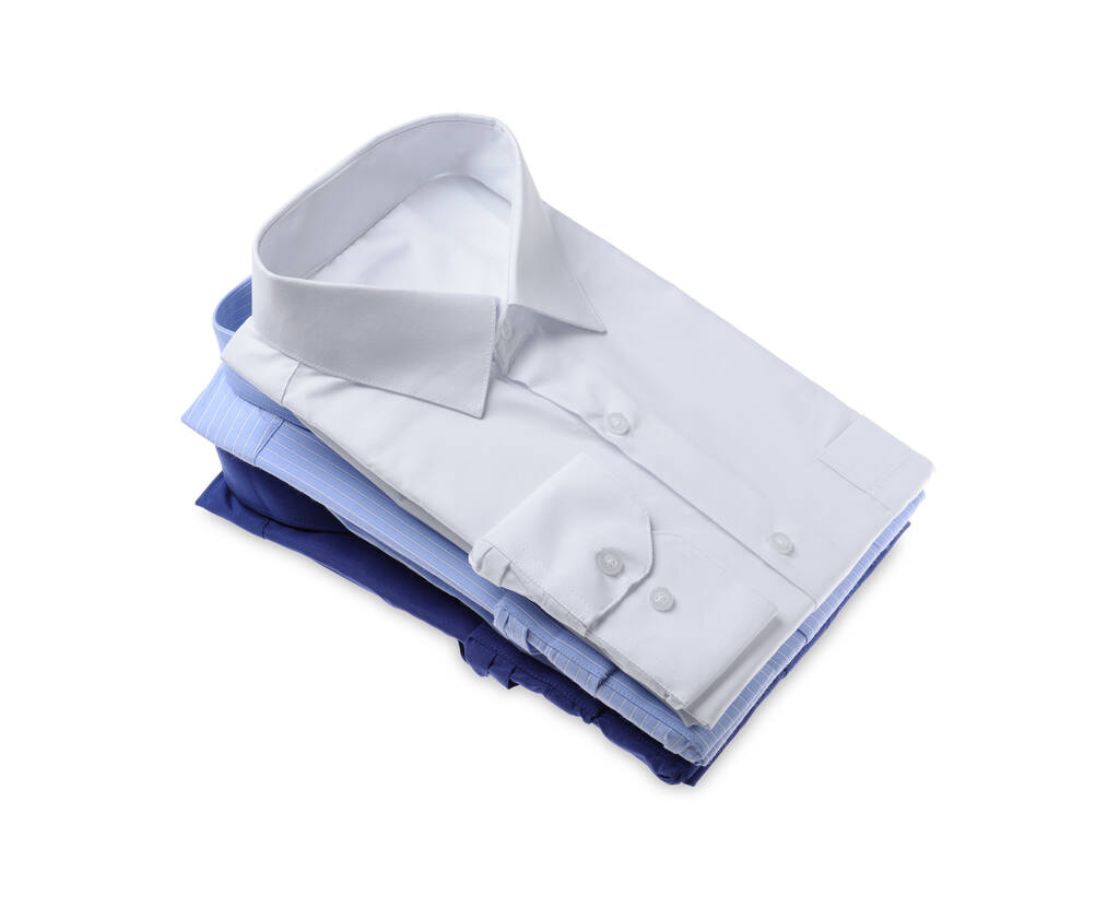 Stapel stijlvolle shirts geïsoleerd op wit. Chemisch reinigen - Foto, afbeelding