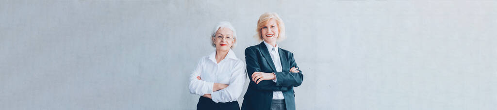 equipo empresarial femenino mujeres exitosas senior
 - Foto, imagen