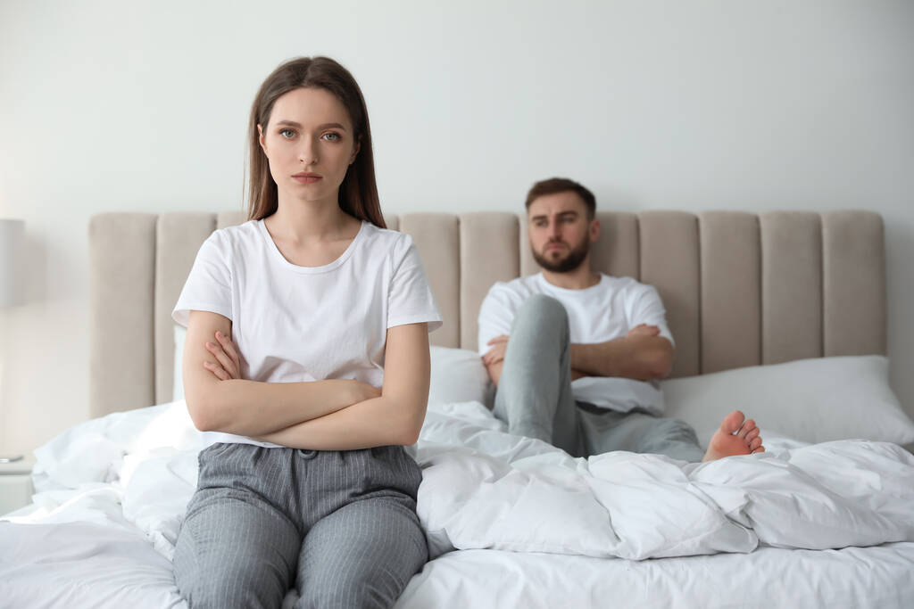 Nieszczęśliwa para z problemami w związku na łóżku w domu - Zdjęcie, obraz