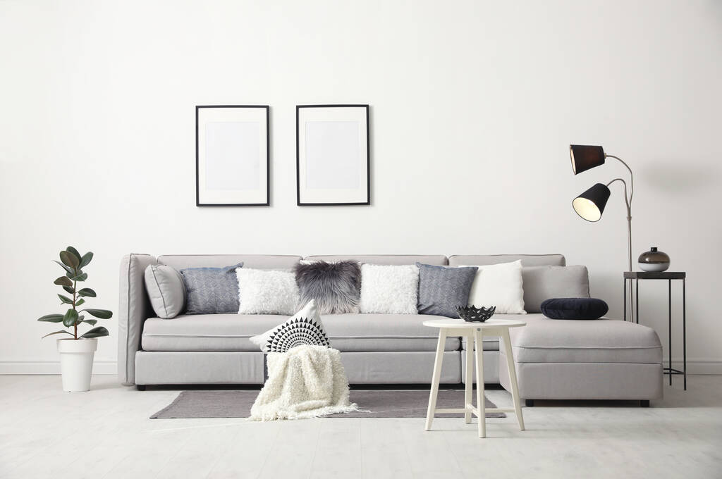 快適なソファ付きのスタイリッシュなリビングルームのインテリア - 写真・画像
