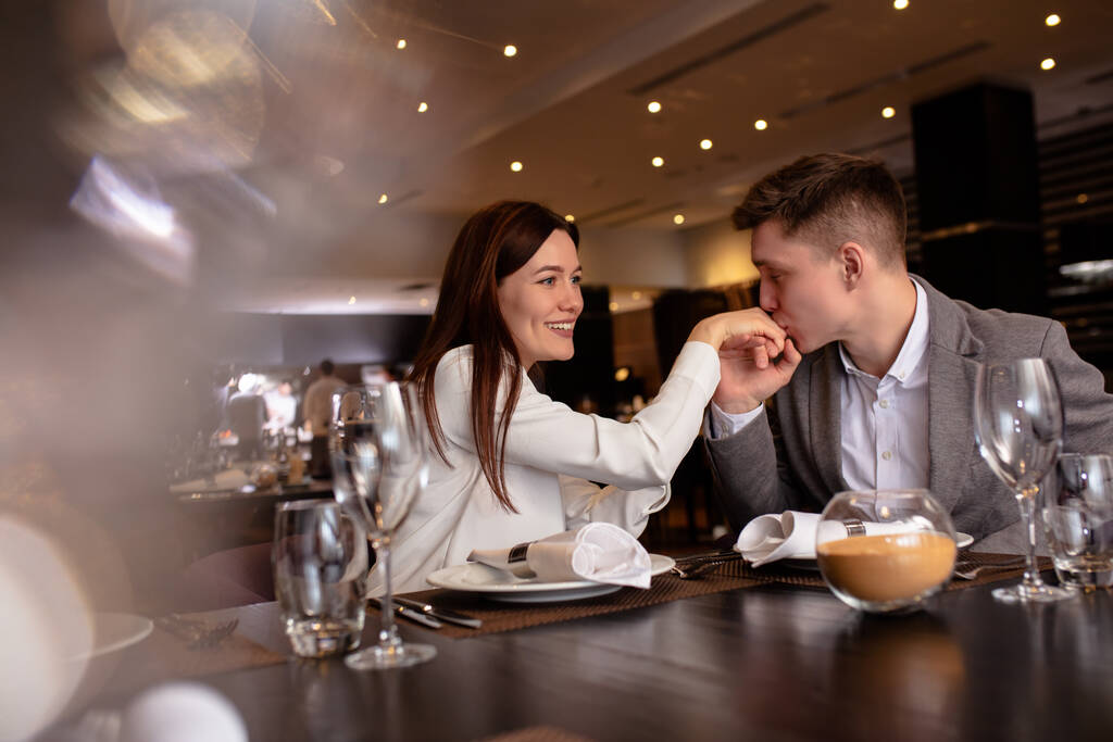 belo casal jantar em restaurante rico
 - Foto, Imagem