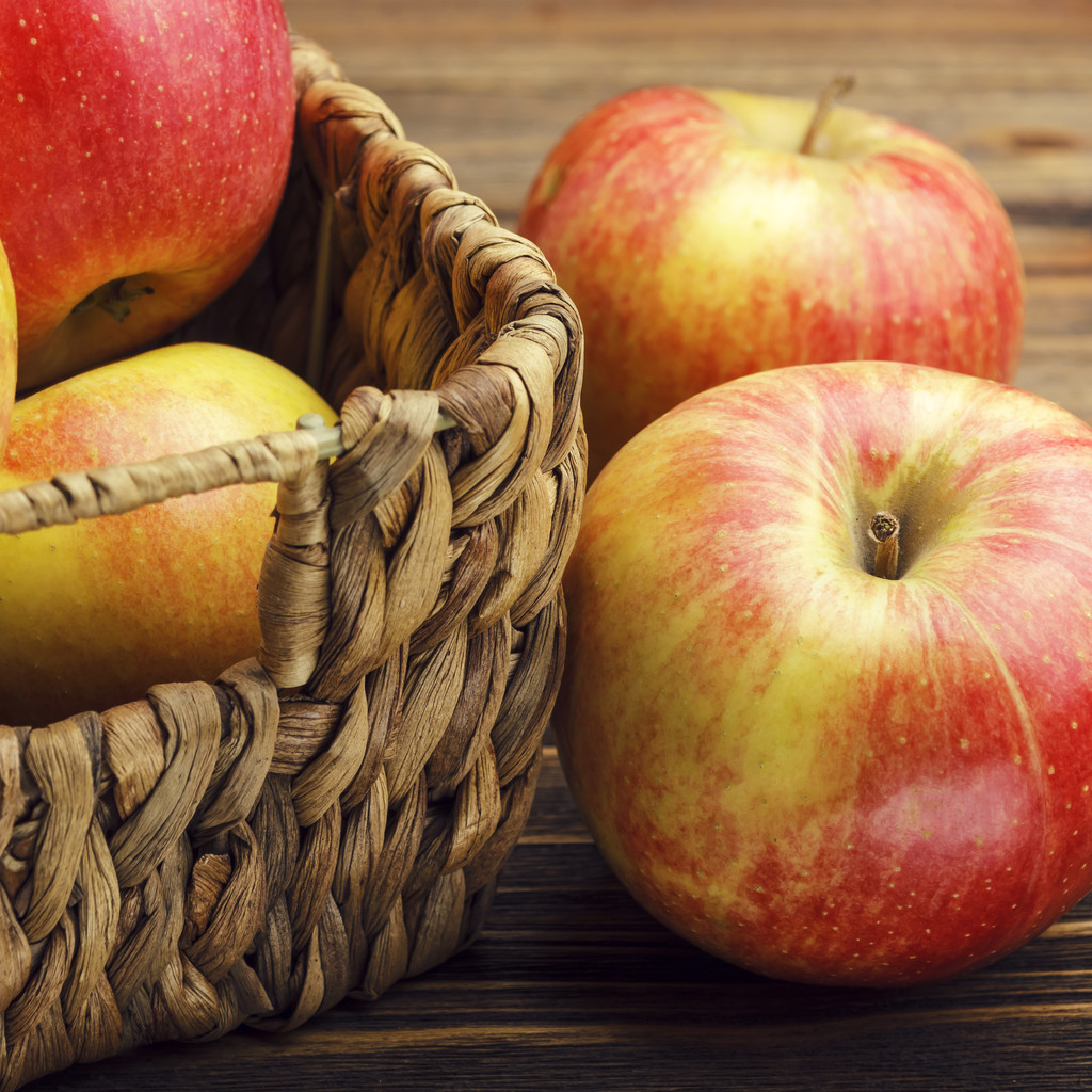 Red apples and basket - Photo, Image