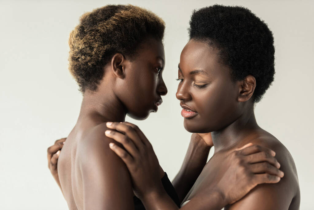 mujeres afroamericanas desnudas abrazándose aisladas en gris
  - Foto, imagen