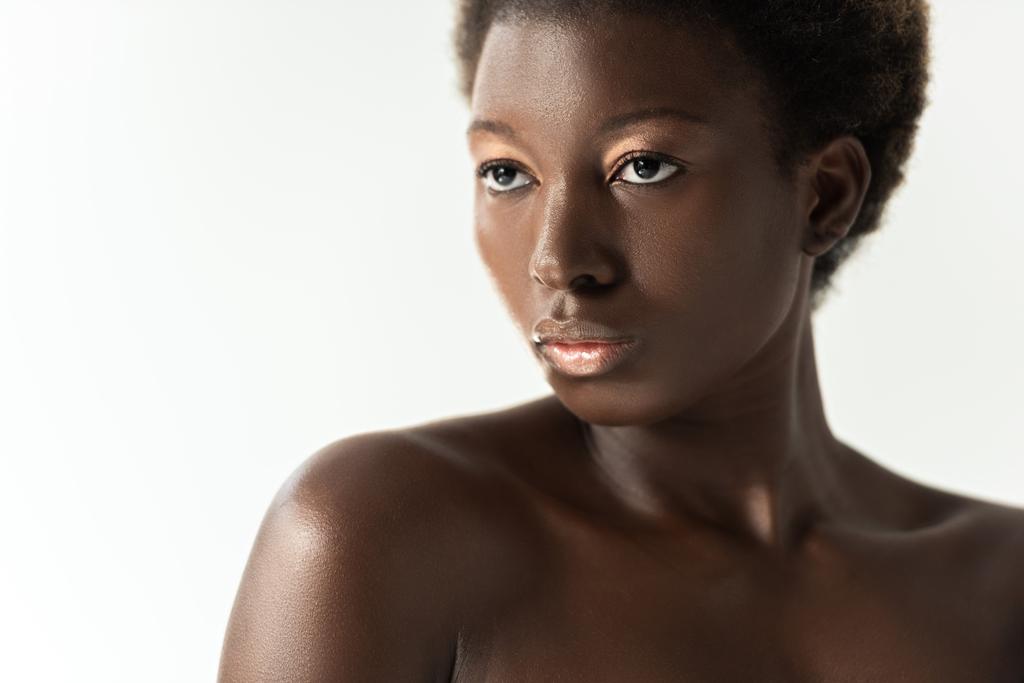 attraktive nackte afrikanische amerikanische Mädchen isoliert auf grau - Foto, Bild