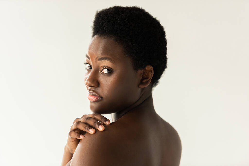 vonzó meztelen afro-amerikai lány elszigetelt szürke - Fotó, kép