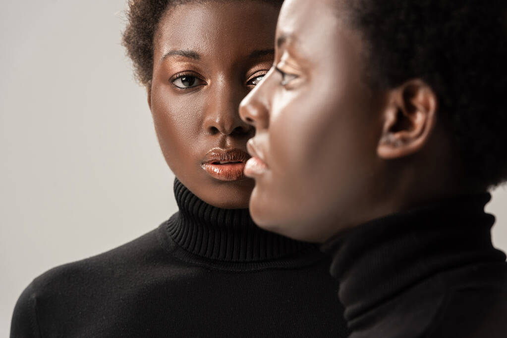 portrét afrických Američanek v černých rolácích izolovaných na šedé - Fotografie, Obrázek