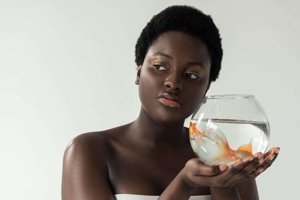 Afrikkalainen amerikkalainen tyttö tilalla akvaario kala eristetty harmaa
 - Valokuva, kuva