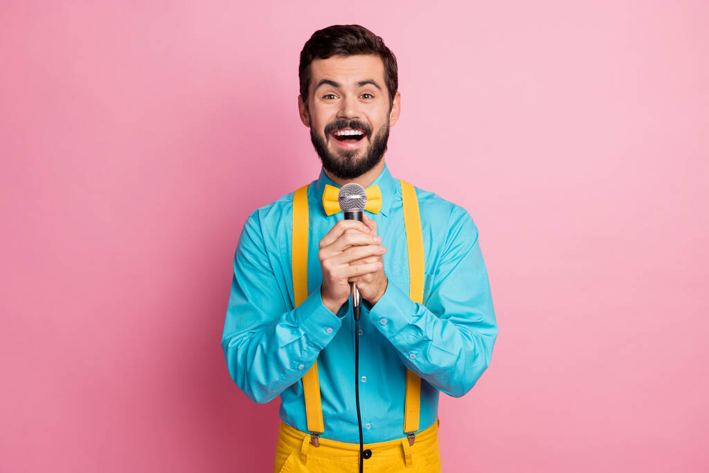 Портрет его милые привлекательные веселые веселые рад бородатый парень меломан в мяте рубашка поет караоке сингл хит поп звук изолирован на пастельно-розовый цвет фона
 - Фото, изображение