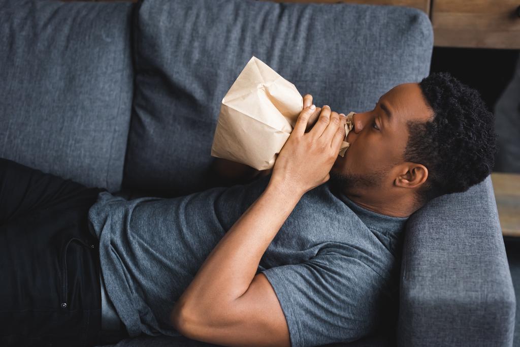 zdůraznil africký Američan dýchání s papírovým sáčkem, zatímco mají panický záchvat doma - Fotografie, Obrázek