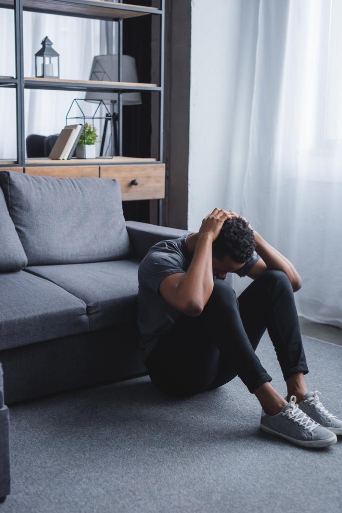 smutný africký Američan, který má doma záchvat paniky - Fotografie, Obrázek
