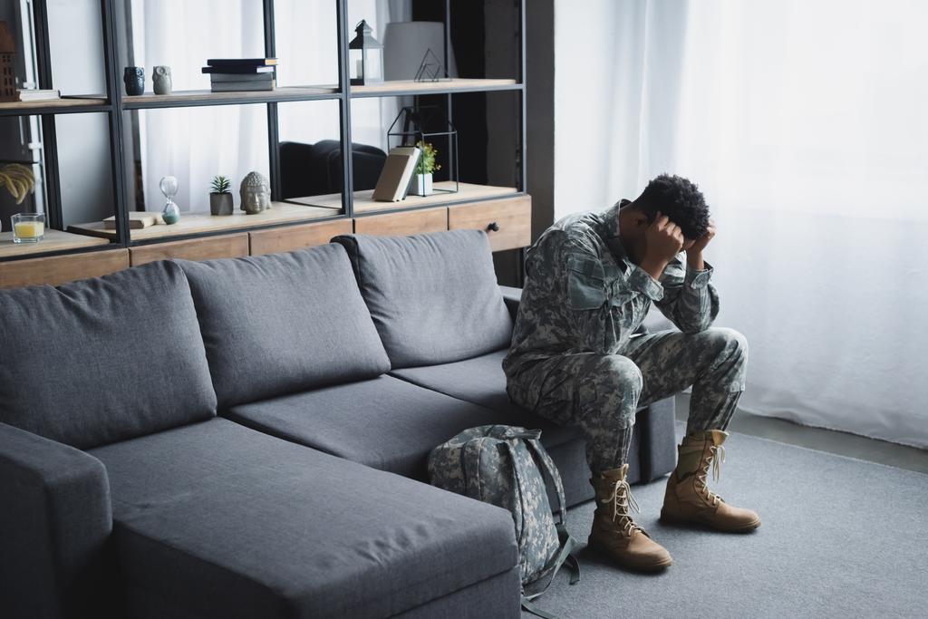 Африканский американский солдат в военной форме страдает от посттравматического стресса дома
 - Фото, изображение