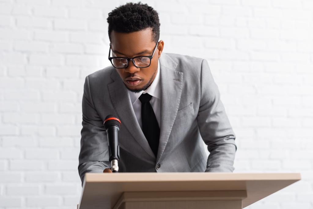 nerveuze Afro-Amerikaanse spreker op zakelijke conferentie in het kantoor - Foto, afbeelding