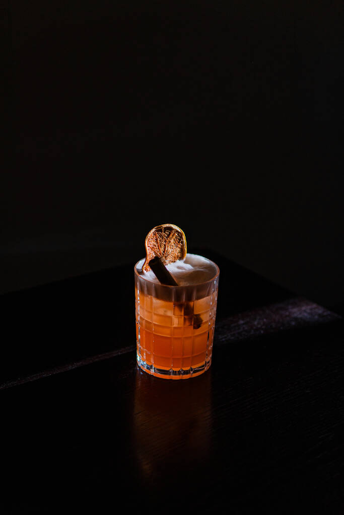alkoholický koktejl ve sklenici s kostkami ledu na černém pozadí - Fotografie, Obrázek