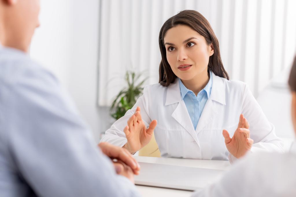 foco seletivo do médico atraente falando com os pacientes
 - Foto, Imagem