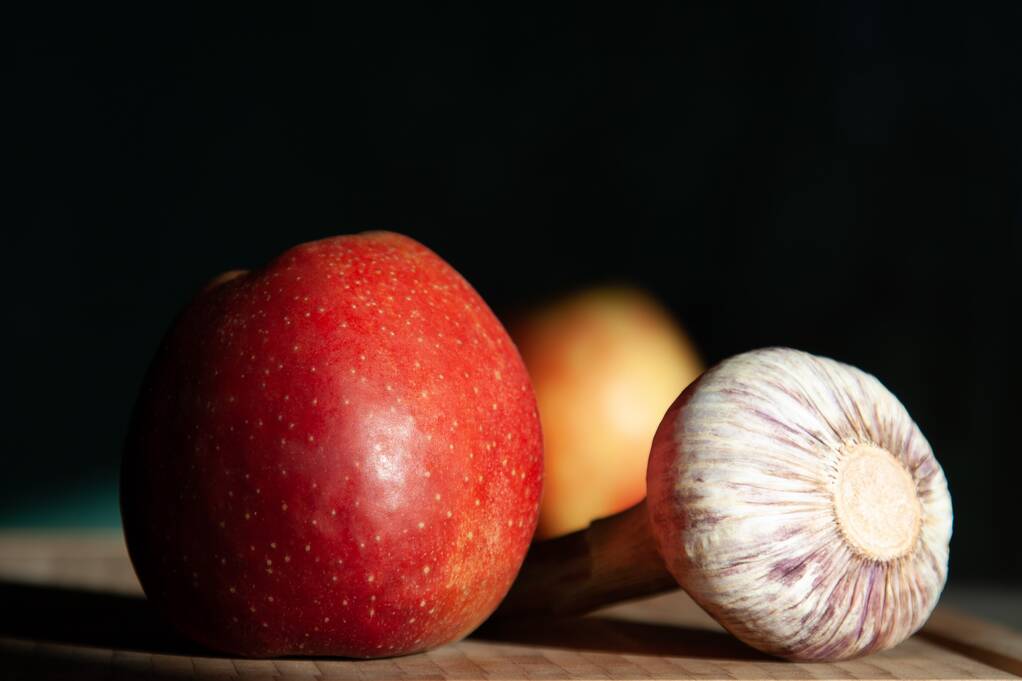 Яблоко и голова чеснока крупным планом
 - Фото, изображение