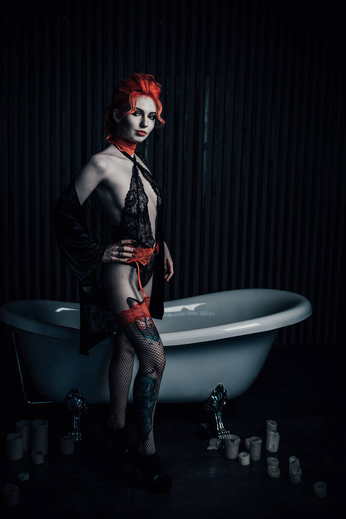 вампір в нижній білизні в кров'яній ванні
 - Фото, зображення