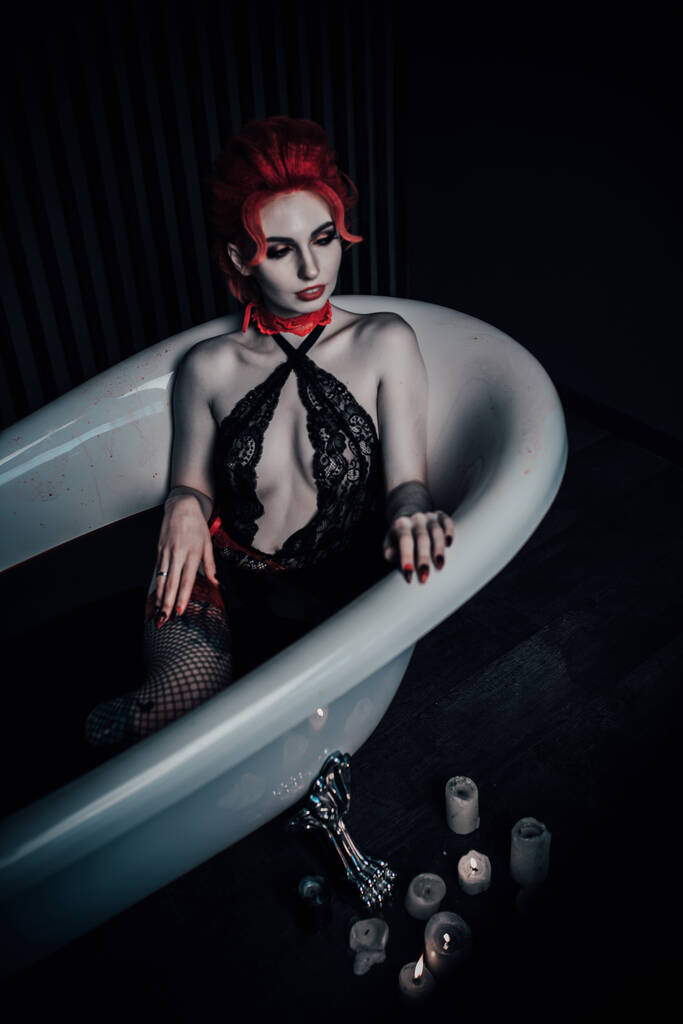Kan banyosunda iç çamaşırlı bir vampir. - Fotoğraf, Görsel