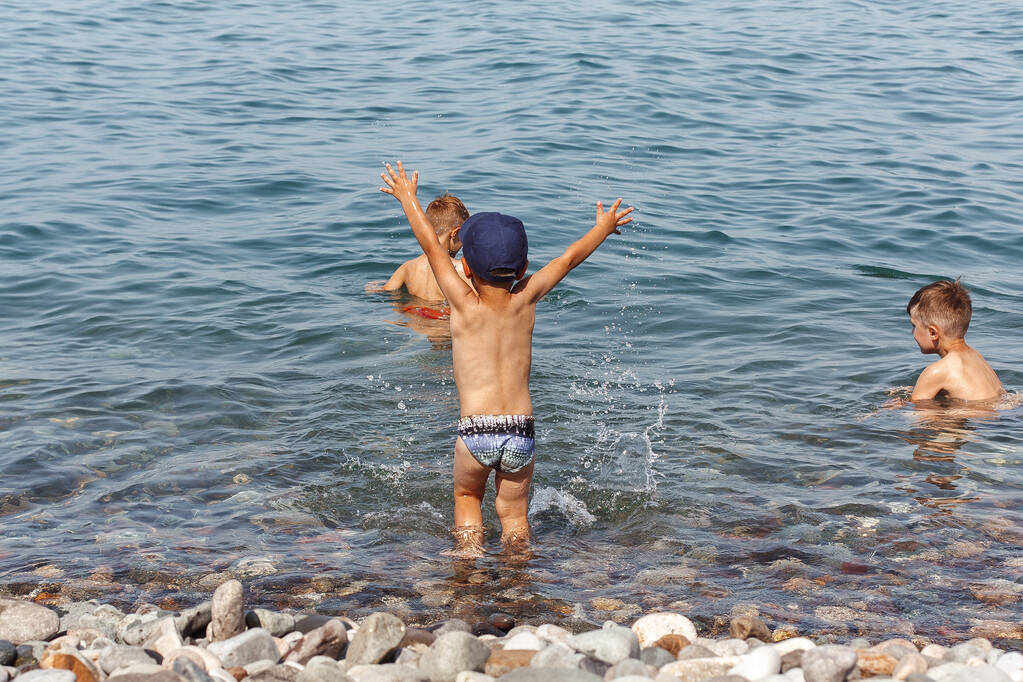 chicos divirtiéndose en el mar - Foto, imagen