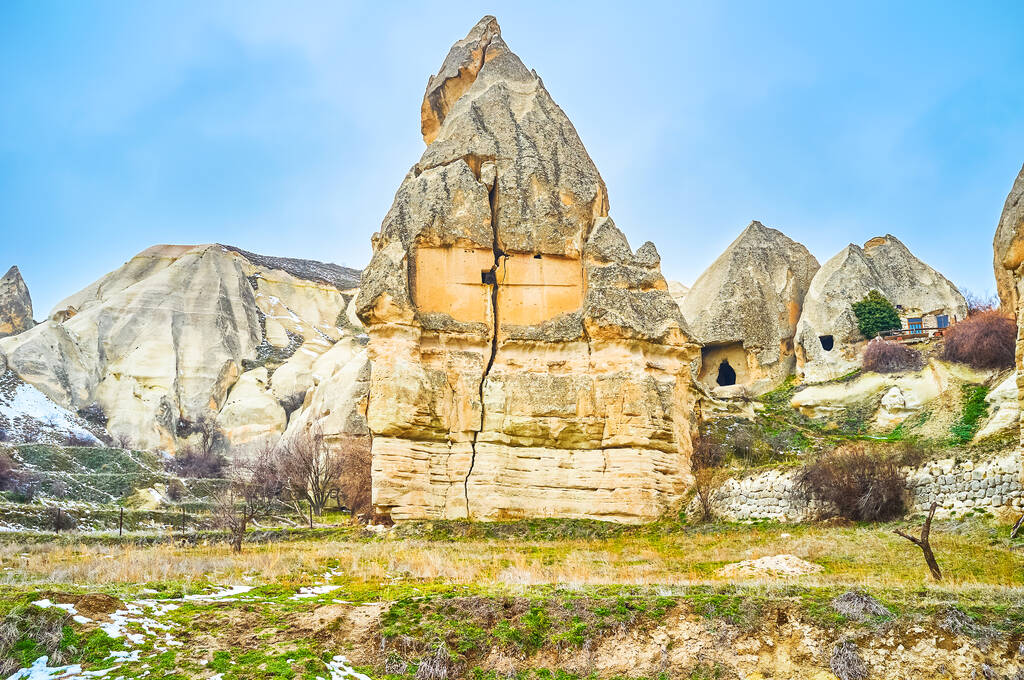Explore la antigua vivienda de Capadocia, visite el parque nacional Goreme y observe las rocas de chimenea de hadas con bodegas cortadas, hogares, casas de aves y otras cámaras multiusos, Turquía
 - Foto, Imagen
