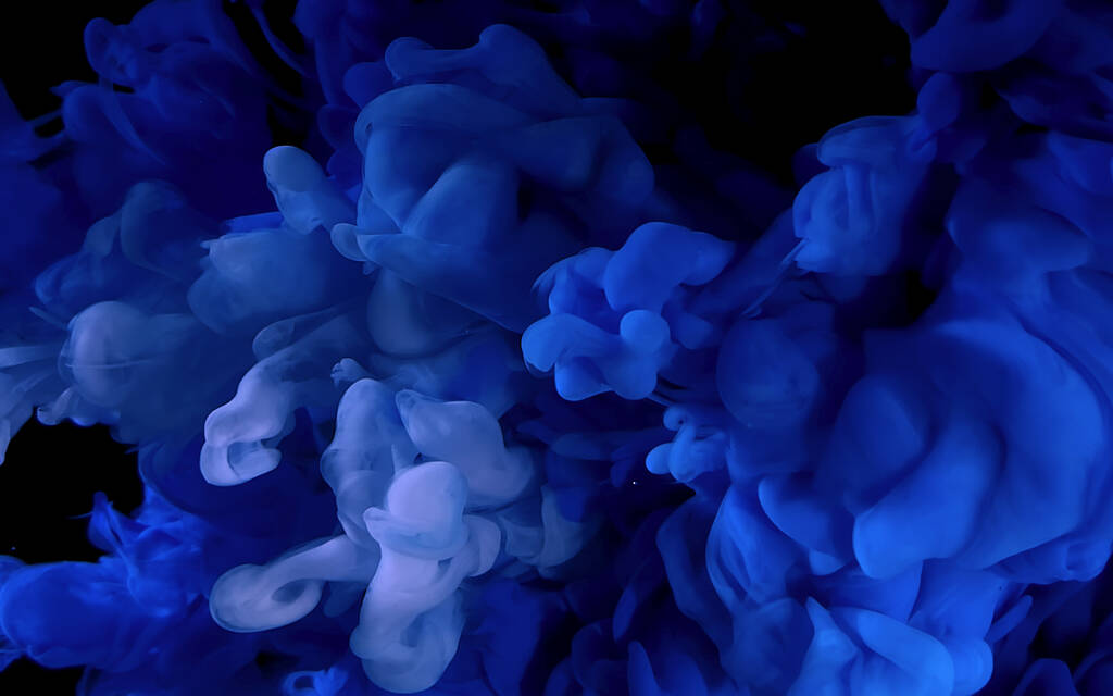 Blaue Aquarellfarbe in Wasser auf schwarzem Hintergrund. Kosmischer magischer Hintergrund. Blauer abstrakter Hintergrund. Cooler Trend-Bildschirmschoner. - Foto, Bild