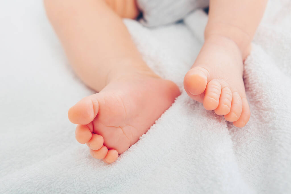 Beyaz bir battaniyenin üzerinde yeni doğmuş bir bebek - Fotoğraf, Görsel