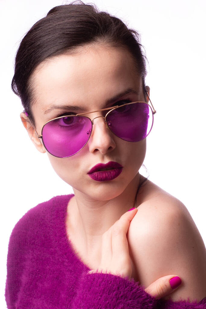 дівчина в фіолетовому светрі, фіолетові окуляри з фіолетовою помадою на губах
 - Фото, зображення