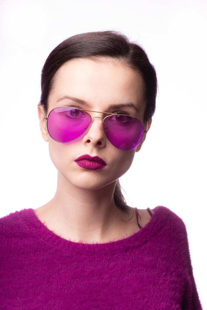 chica en un suéter morado, gafas moradas con lápiz labial morado en los labios
 - Foto, Imagen