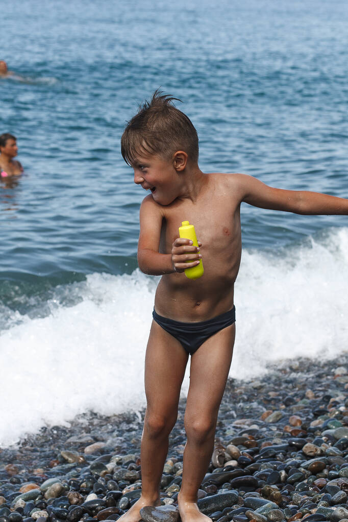 Μικρά αγόρια κολυμπούν στα κύματα της θάλασσας - Φωτογραφία, εικόνα