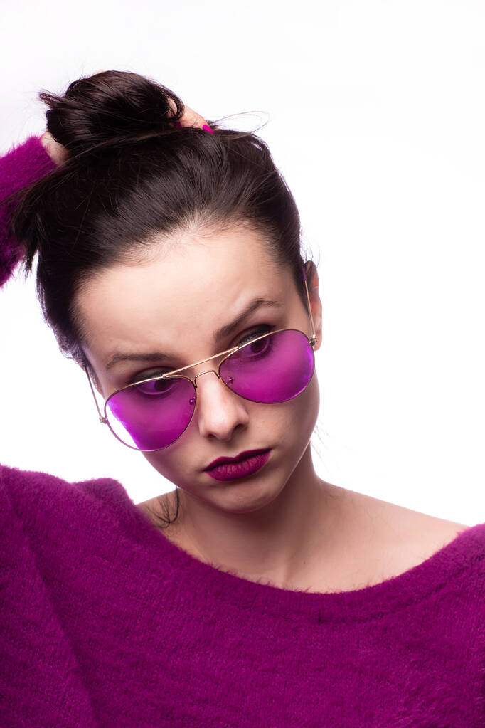 девушка в фиолетовом свитере, фиолетовые очки с фиолетовой помадой на губах
 - Фото, изображение