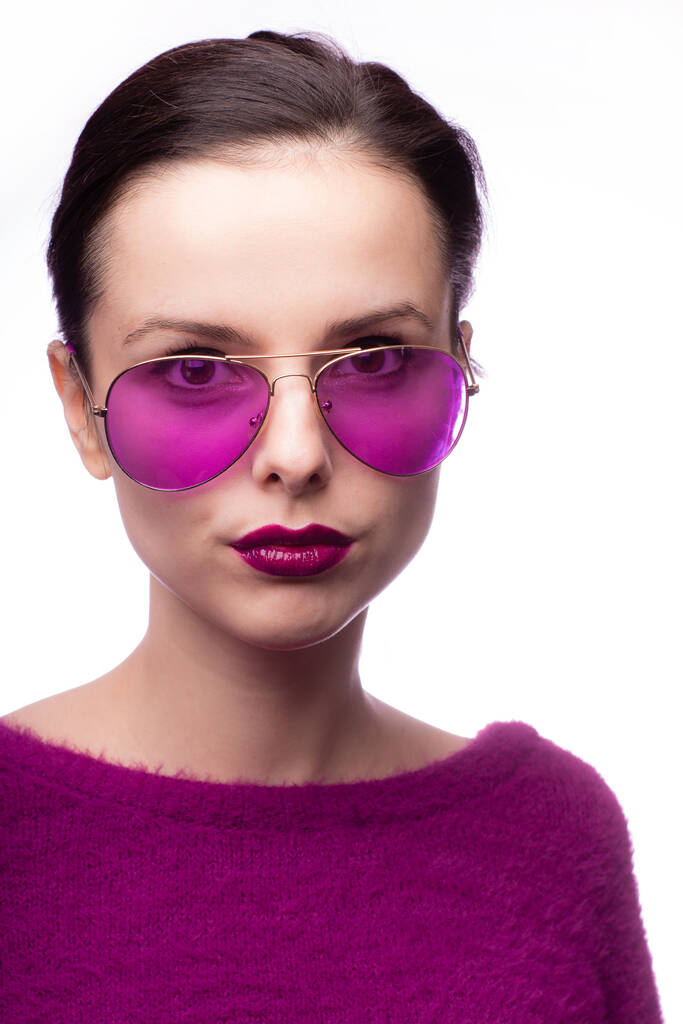 dziewczyna w fioletowym swetrze, fioletowe okulary z fioletową szminką na ustach - Zdjęcie, obraz