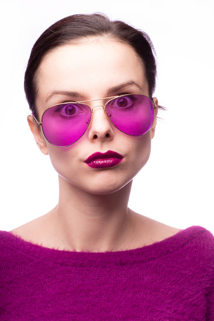 dziewczyna w fioletowym swetrze, fioletowe okulary z fioletową szminką na ustach - Zdjęcie, obraz