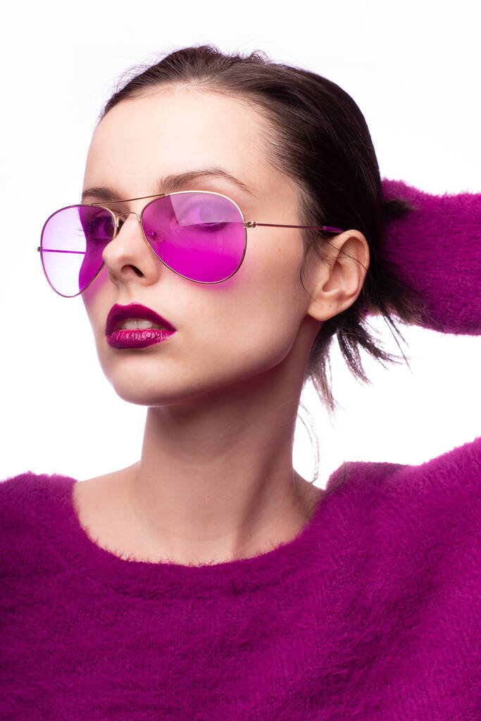 девушка в фиолетовом свитере, фиолетовые очки с фиолетовой помадой на губах
 - Фото, изображение