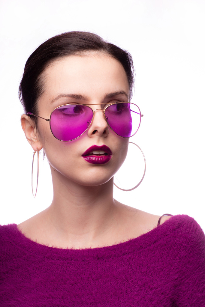 fille dans un pull violet, lunettes violettes avec du rouge à lèvres violet sur ses lèvres
 - Photo, image