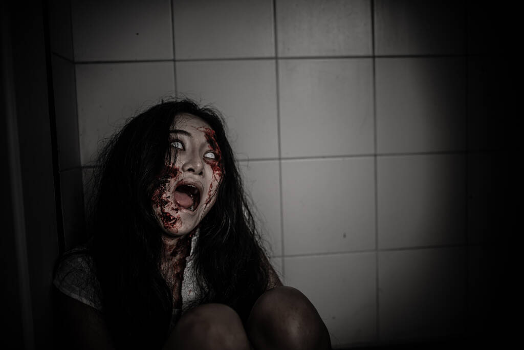 Porträt einer asiatischen Frau schminken Geistergesicht, Horrorszene, Gruseliger Hintergrund, Halloween-Poster  - Foto, Bild